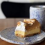 laika - レモンタルト（800円） ハーブティ（レモングラス、ローズマリー、ミント）（700円）