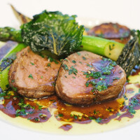 ソンブルイユ TOKYO - ランチコース 7392円 の仔牛フィレ肉のポワレ アスパラガス アンディーヴ ハーブのソース