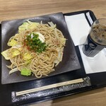 焼きそばのまるしょう - 料理写真:肉玉塩焼きそばとアイスコーヒー