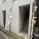 炭焼ホルモン えいた - この階段から2階へ