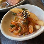 炭焼ホルモン えいた - ランチセットのキムチ