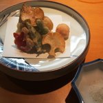 魚竹 - 揚げ物。イチョウや紅葉などの形が雰囲気を楽しませてくれます。