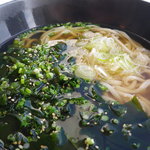 うどんと ちりり ぐうの音 - わかめうどん（温かい）　アップ