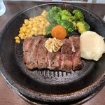  いきなりステーキ - マッシュポテトが鉄皿でちょい焦げて、それがまたうんまいのよ。