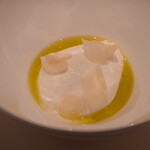 カンテサンス - ヤギのミルクのババロア(京都産)プロヴァンスのオリーブオイル、スライスしたゆりね、マカデミアナッツ、ゲランド塩