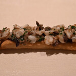 299407196 - フランスのホワイトアスパラガス、タコの吸盤、イタリアンパセリ