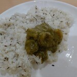 クイーンガーデン - サグブラウン990円(税込)+ジーラライス450円
      これこれ！ジーラライスはそのままでもかなり美味しいけど、これと一緒にサグブラウンを食べると衝撃の旨さ(๑♡⌓♡๑)
      やっぱりここのカレーは美味いね♪