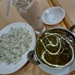 クイーンガーデン - サグブラウン990円(税込)+ジーラライス450円
      これこれ！ジーラライスはそのままでもかなり美味しいけど、これと一緒にサグブラウンを食べると衝撃の旨さ(๑♡⌓♡๑)
      やっぱりここのカレーは美味いね♪