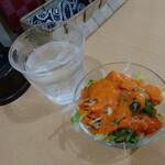 クイーンガーデン - ここのドレッシング美味しい♪
      ランチメニューじゃないけど、サラダとドリンクサービスしてくれました。
      本当に優しいわm(_ _)m