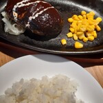 Steak&Grill SUNSET BEACH - ハンバーグ着板からの〜ライス着皿！！
