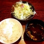 定食のご飯、味噌汁、キャベツ