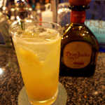 La Tierra（￥1000）。ドン・フリオ（レポサド）をベースに、ルバーブとローズマリーを使った意欲的カクテル！