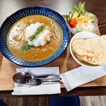 笑福 - 料理写真:●牛すじカレー　800円

●ナン追加　200円

そしてカレーとドリンクを両方注文すると
サラダが付いてくると書かれていたので

●コーヒー　400円

合計　1,400円　を注文してみた
