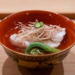 東茶屋 なかむら - 2025.5 お椀（引き立て一番出汁、甘鯛、蓬豆腐、針茗荷、雁足、実柚子）