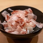 東茶屋 なかむら - 2025.5 削り立ての鰹節と卵黄を乗せた白米