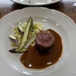 フルールド・オリーヴ カンパーニュ - 和牛フィレ紫アスパラ薪火焼きマデラソース