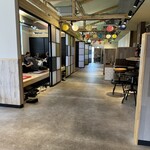 和牛工場 あら川 - 通路は広めで、開放感あり