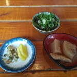 漁師めし みなと食堂 - 定食の漬物、小鉢と、JAFのサービスで頂いたメカブの小鉢
