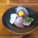 漁師めし みなと食堂 - 一切れがとても分厚いし大きい、こちら本日の5品でした。