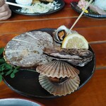 漁師めし みなと食堂 - 本日の焼き貝、サザエ、牡蠣、ほたて、あっぱれ貝、ほたては食べやすく、カットしてネギが乗っていました。
