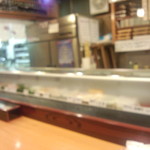 寿し富 - 店内カウンター　※かなりのピンボケ、申し訳ない…(2014.08.06)