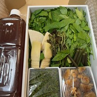 比良山荘 - 筍、蕨、クレソン、三つ葉、せり、舞茸、なめこ、花山椒、出汁(1リットル)がついています。