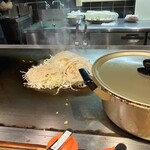 広島焼き みやこ亭 - モヤシに肉やら乗っけたな