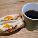 フレスタベーカリー - てりたまサンド&珈琲セット(税込418円)
①てりたまサンド
具材は照り焼きチキン&玉子&萵苣、量少なめ
お飲み物《セットドリンク》①HOT珈琲