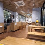 フレスタベーカリー - 店内は木板張り天井、ガラス張り壁&木板張り壁、木板張り床、ガラス張り壁の向こう側に清潔感のあるパン工房も見え、スタイリッシュ&木の癒しの感じに加え、安心感もあり寛げる空間、BGMは演奏音楽