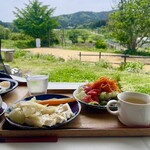 カフェ＆ミール MUJI - 手前の白いのはカブのロースト　たくさんの緑とその先には千葉ならではの低山ののどかな景色