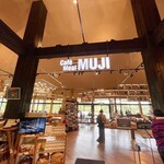カフェ＆ミール MUJI - 店内席もあったりテラス席もあったり…日曜日のランチタイムでしたがそこそこゆったりできました