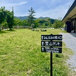 カフェ＆ミール MUJI - 駐車場から外を回ってもテラス席に繋がっています
