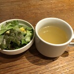 窯ＭＡＲＵ - ランチマルゲリータ（ミニサラダ、スープ付き）：６８０円！（信じられない良心的価格！）のミニサラダとスープ