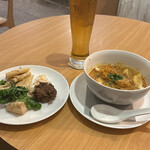 The Qantas Singapore Lounge - 