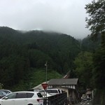 滝本駅売店 - 霧に咽ぶ御岳山と滝本駅。