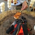 滝本駅売店 - 仕上げは近火で炙ると香ばしくなる。