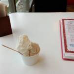 楓ジェラート - 牧場ミルク・アーモンドプラリネ