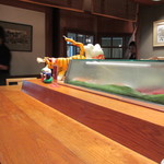 義経 - お店には奥にも広い客席もありましたが私は一人だったんでカウンターで食事です。
            