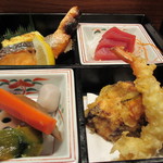 義経 - 定食は刺身、煮物、焼き物、天婦羅と日本のレストランと比べても劣らない立派な内容です。
            