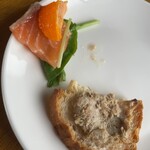 イタリア料理 ロッカルダ - バゲットにはツナかな？