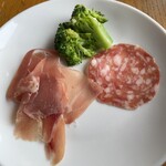 イタリア料理 ロッカルダ - 生ハムとサラミ