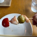 イタリア料理 ロッカルダ - オリーブ、海老、トマトのマリネ