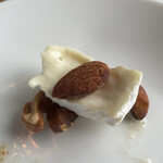 イタリア料理 ロッカルダ - ナッツとカマンベールチーズ