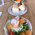 Osteria Sato - たっぷりサラダ＆カリカリのフォカッチャ