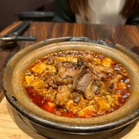中華旬彩 森本 - 麻婆豆腐。ホルモン焼きのトッピングは必須