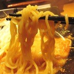 悠河らーめん - 麺リフト(ニンニク胡麻辛ラーメン)