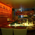 酒茶論 - 落ち着いた店内にはカウンター席の他、テーブル席がある。