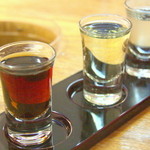 酒茶論 - 古酒は色も濃い。飲み比べセットは2週間毎に銘柄が変わるセット。ライト、ミディアム、フルボディの古酒3種