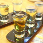 酒茶論 - 飲み方も丁寧に説明して下さるので安心。飲み比べセットは1,500円と2,400円があり両方オーダーしました。