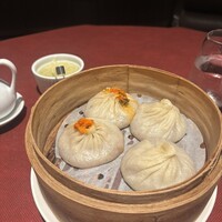 ジョーズ シャンハイ ニューヨーク 銀座店 - 小籠包は2種類。味の違いがはっきりとわかる。旨みたっぷり。